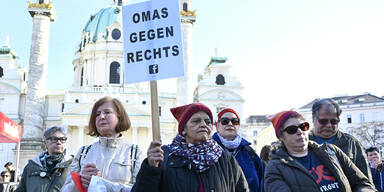 "Nieder mit der FPÖ": Hunderte demonstrieren gegen Schwarz-Blau in NÖ