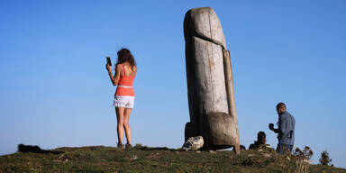 Abges&auml;gt! Diebe klauen Holzpenis von bayrischem Berg | Zwei-Meter-Skulptur weg
