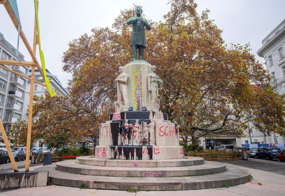 Lueger-Denkmal in Wien mit schwarzer Farbe beschüttet