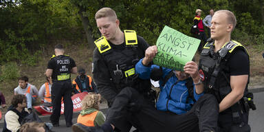 Demonstranten der Gruppe "Letzte Generation" blockierten eine Ausfahrt der Stadtautobahn im Stadtteil Schöneberg