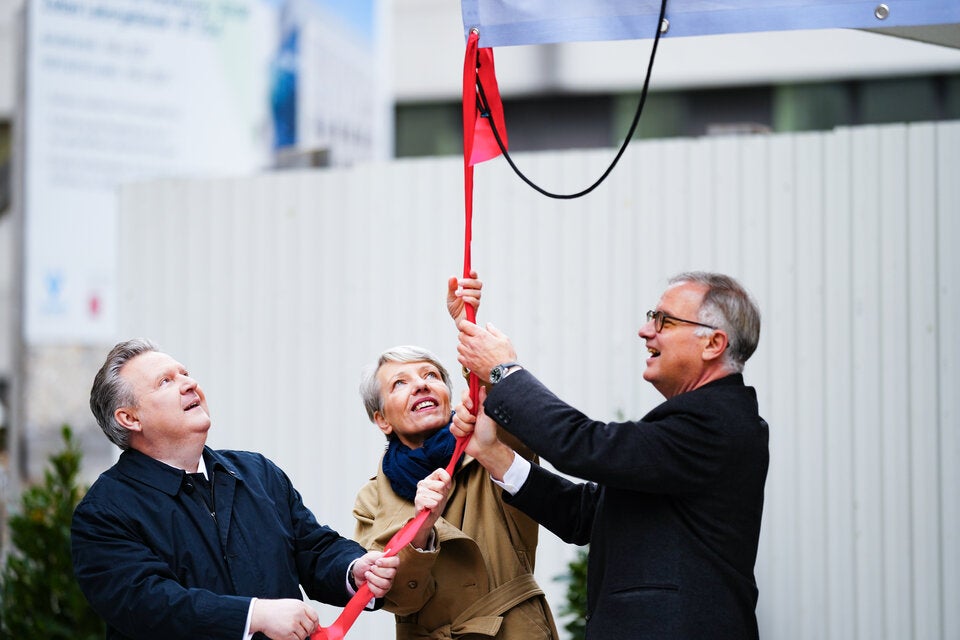 Bürgermeister Michael Ludwig (SPÖ), Stella Rollig (GF Belvedere) und Markus Müller (Rektor MedUni Wien) am Mittwoch bei der Enthüllung des Gemäldes 