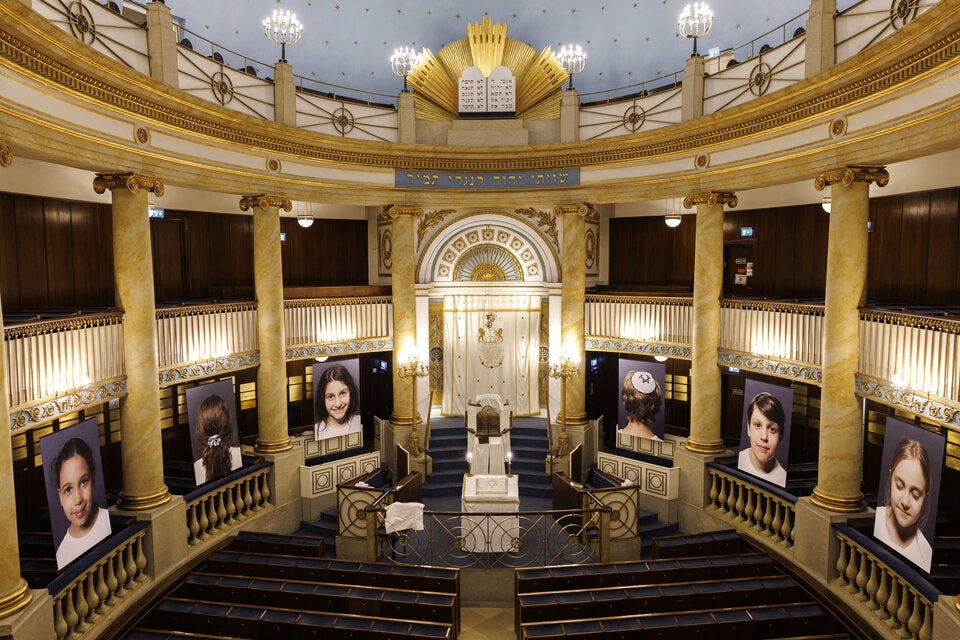 Helnwein unterstützt die Sanierung mit Kunstwerken.