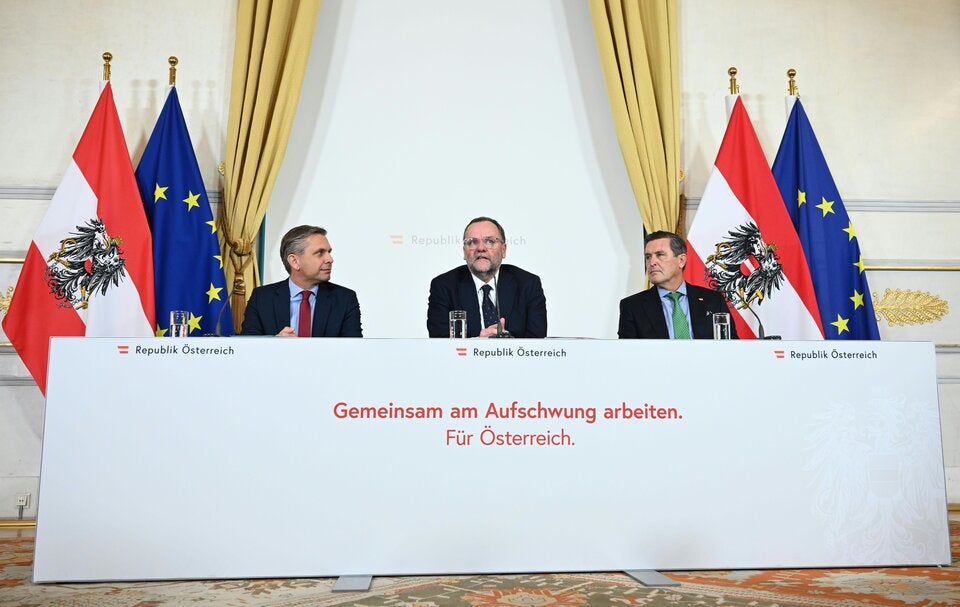 Mnister Hattmannsdorfer (ÖVP), Staatssekretär Schellhorn (NEOS) und Minister Hanke (SPÖ)
