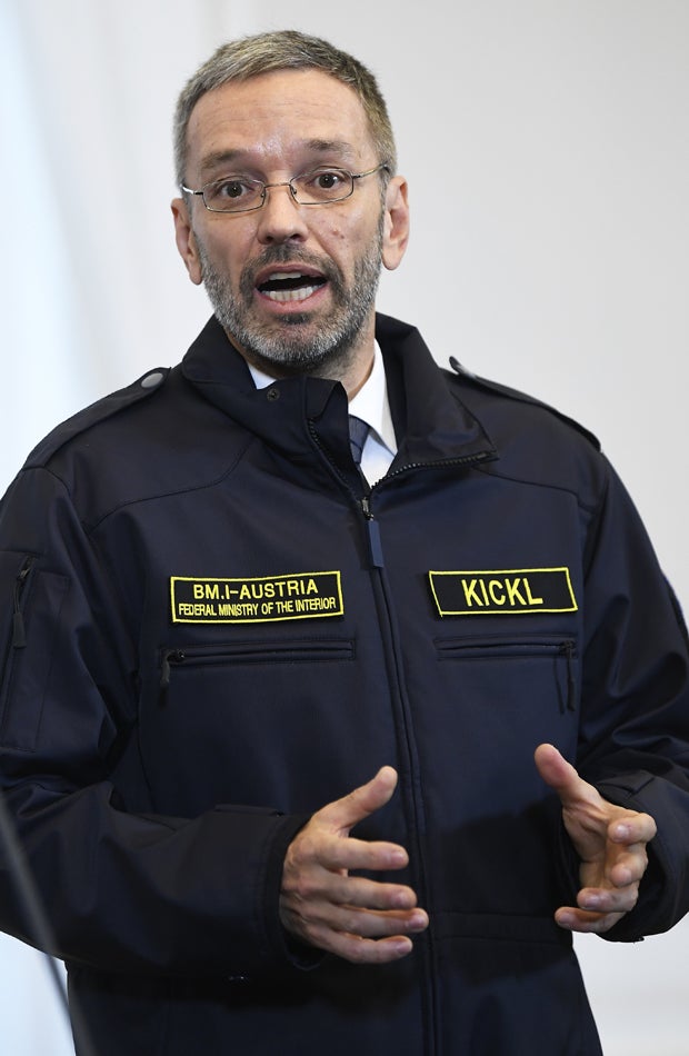 Kickl kam in Uniform zum Ministerrat
