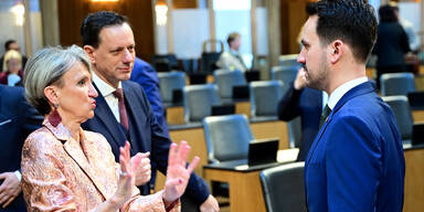 Romana Deckenbacher (&Ouml;VP), Ernst G&ouml;dl (&Ouml;VP) und Bildungsminister Christoph Wiederkehr (NEOS)