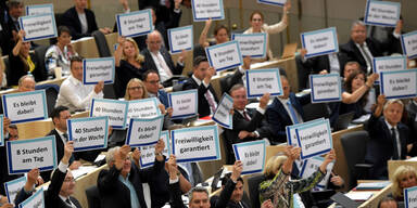 Hitzige Debatte mit "vielen Taferln und wenig Hirn"