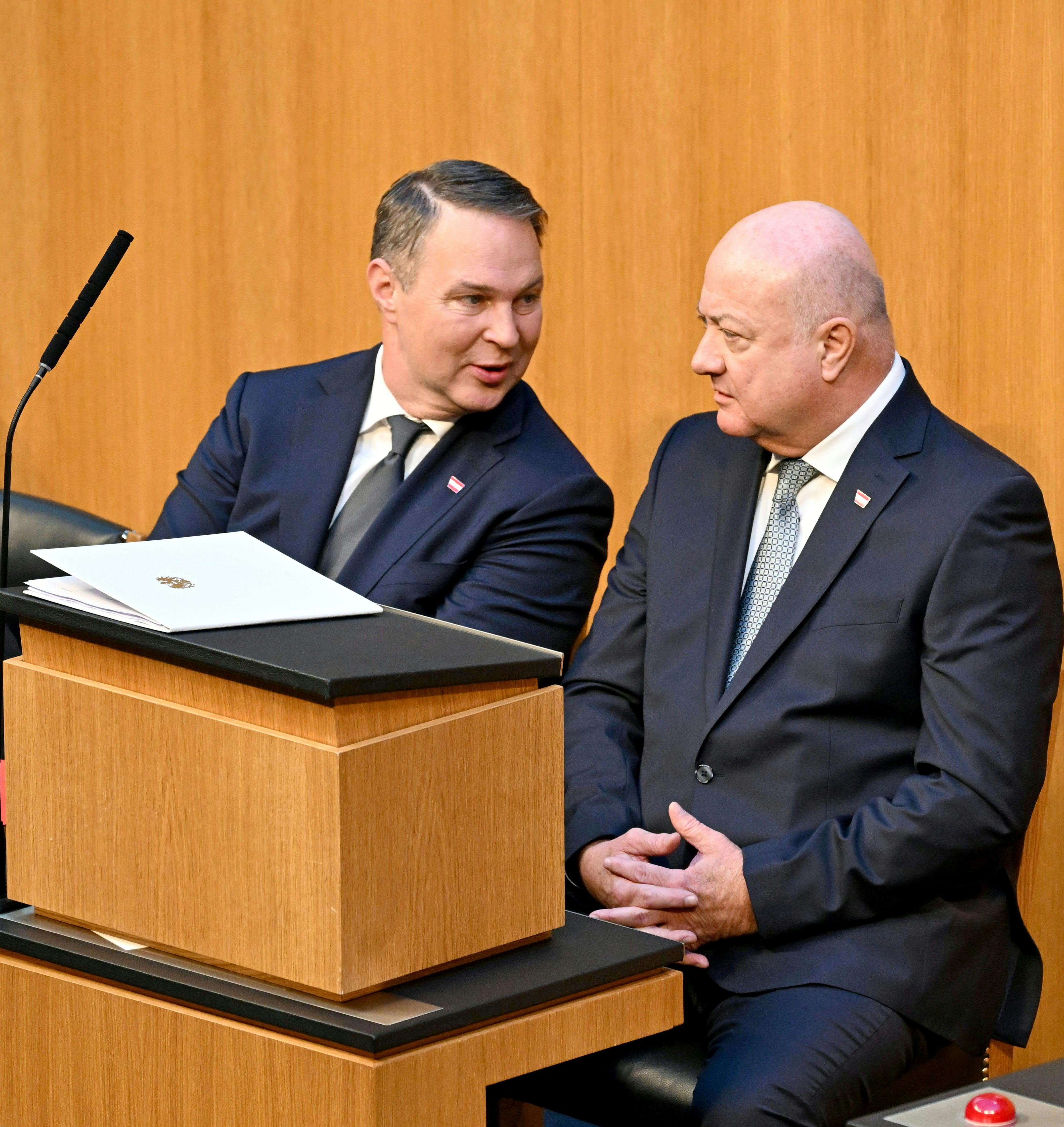 Babler und Stocker zeigen, auf der Regierungsbank eng aneinander gerückt, gutes Einvernehmen.