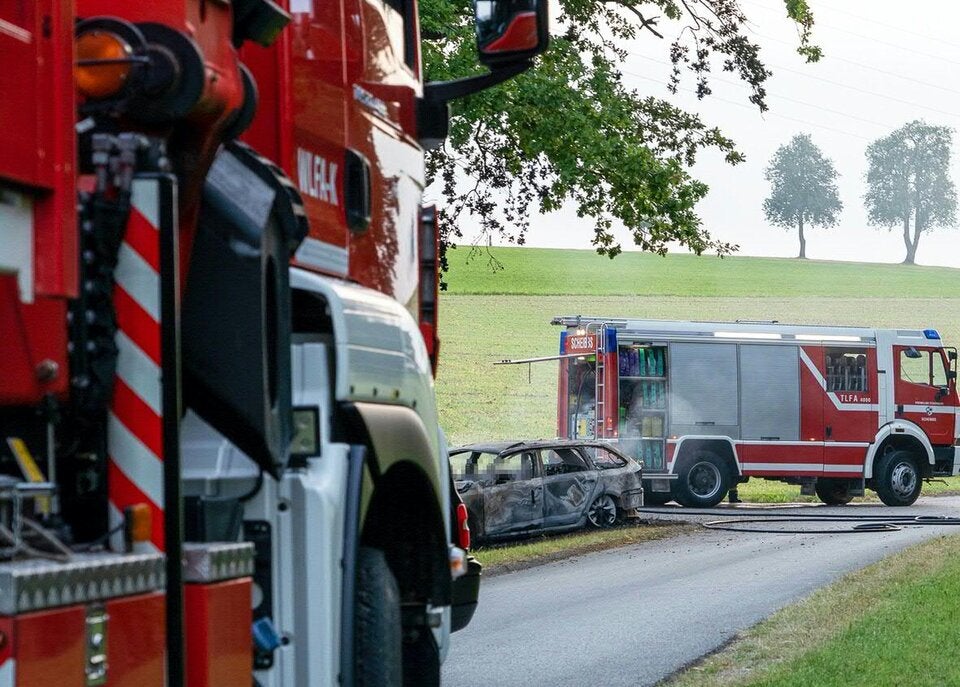 Auto nach Unfall in NÖ ausgebrannt – zwei Tote