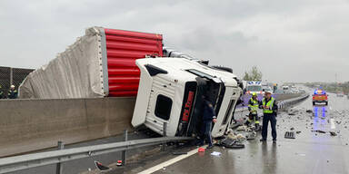 Sattelschlepper auf der A1 umgest&uuml;rzt
