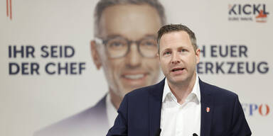 Kopie von r Michael Schnedlitz während einer Pressekonferenz zur "Präsentation der 2. Plakatwelle"