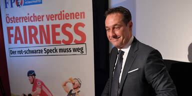 Nanu? Strache legt Brille ab