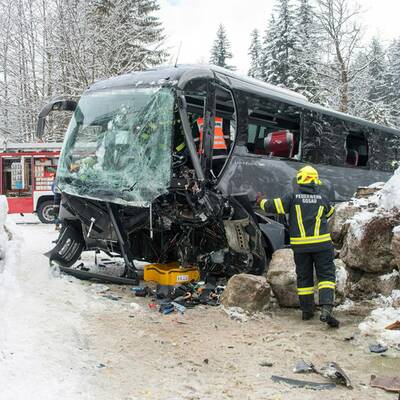Busunfall am Pass Gschütt: Viele Verletzte