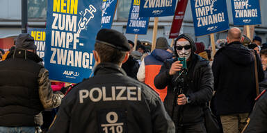 Polizist und Teilnehmer bei Corona-Demo verletzt