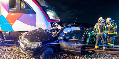 Pkw von Zug erfasst: Lenkerin tot