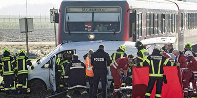 Zug schleift Pkw 72 Meter mit - Lenker tot