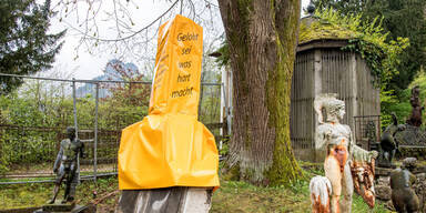 Mega-Kondom f&uuml;r Phallus-Skulptur