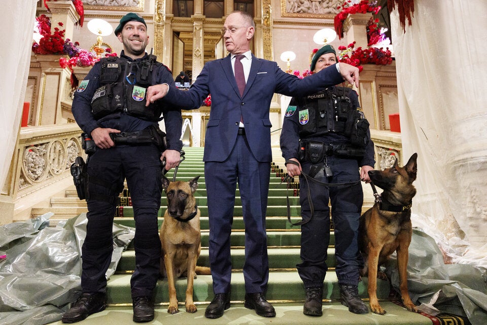 Innenminister Gerhard Karner (ÖVP) mit Polizisten der Hundestaffel bei einem Lokalaugenschein zu den Sicherheitsmaßnahmen am Opernball.