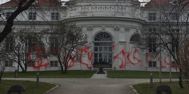 Palais Schönburg mit Farbe beschmiert