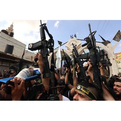 Journalisten und israelische Soldaten in Sderot am 8. Oktober.