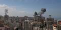 Dicke und schwarze Rauchwolken sind über Gaza Stadt zu sehen