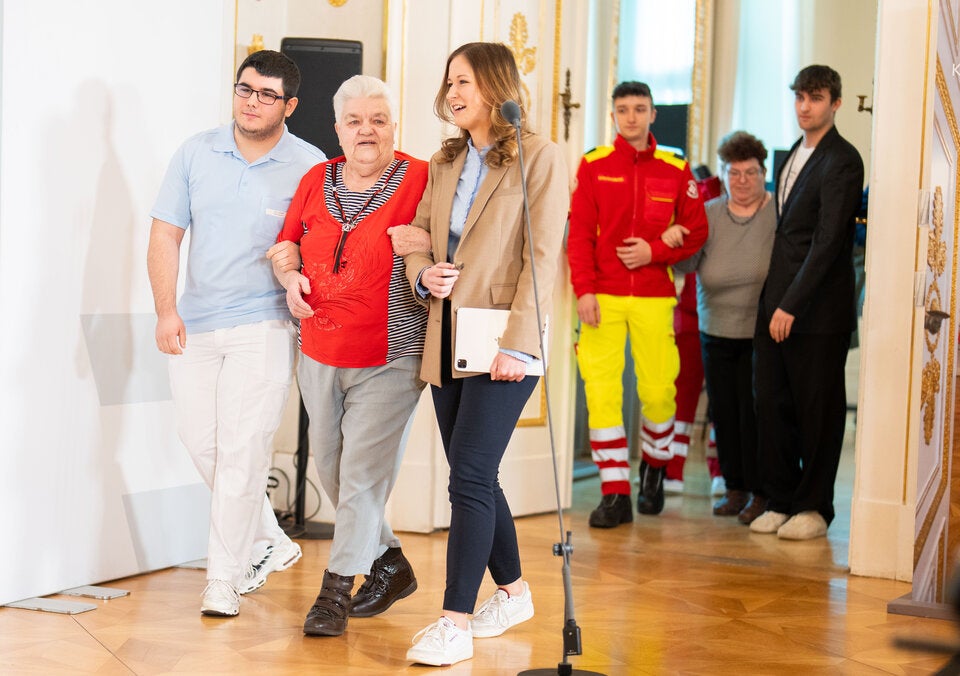 Staatssekretärin für Jugend und Zivildienst Claudia Plakolm mit Zivildienern und ihre Klientinnen.