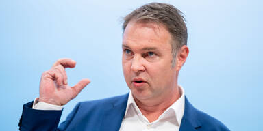 Andreas Babler bei einer Pressekonferenz 