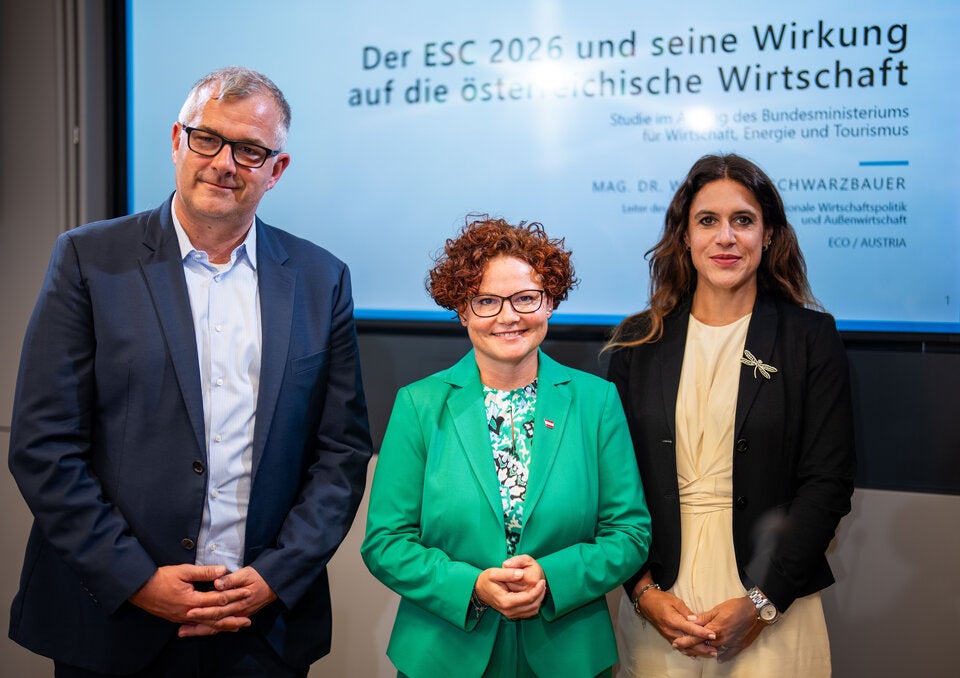  Leiter Regionale Wirtschaftspolitik und Außenwirtschaft, EcoAustria Wolfgang Schwarzbauer, Staatssekretärin für Tourismus Elisabeth Zehetner und Monika Köppl-Turyna, Direktorin des Wirtschaftsforschungsinstituts EcoAustria.