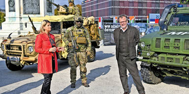 Verteidigungsministerin Klaudia Tanner (L/&Ouml;VP) und Regisseur Stefan Ruzowitzky