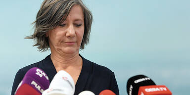 Gr&uuml;ne Basis s&auml;gt flei&szlig;ig an Birgit Hebeins Sessel