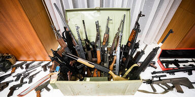 Polizei sprengt Neonazi-Bande in Österreich