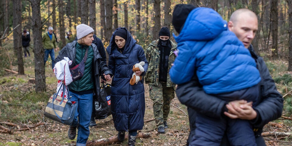 Dutzende Flüchtlinge durchbrechen Grenzzaun