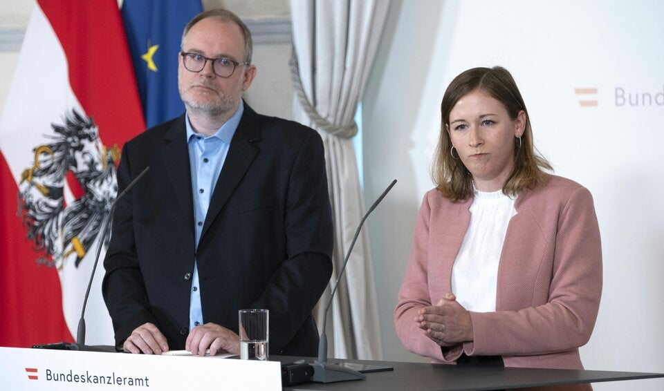 Stephan Marik-Lebeck von der Statistik Austria und Integrationsministerin Claudia Plakolm (ÖVP)
