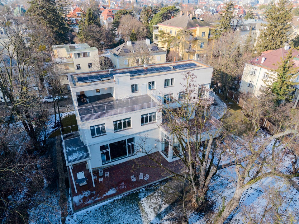 Architekturjuwel Villa Beer erwacht als begehbares Gesamtkunstwerk