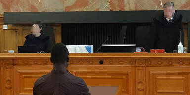 Zwei Afghanen in Bauch gestochen &ndash; 10 Jahre Haft f&uuml;r Nigerianer (18)