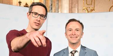 Kay-Michael Dankl (KPÖ Plus) und Vizebürgermeister Bernhard Auinger (SPÖ)