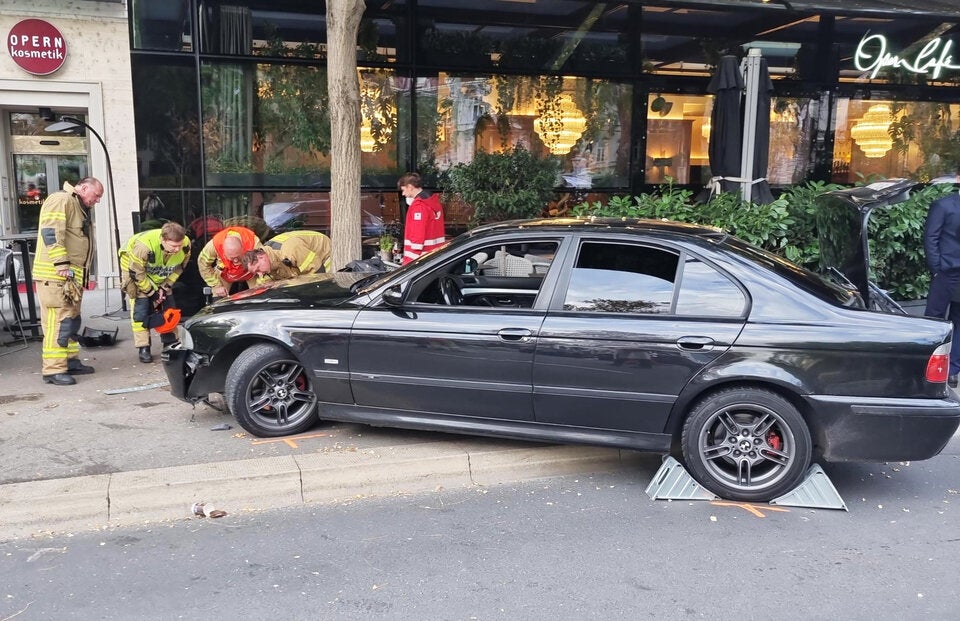 Auto crasht in Graz in Gastgarten