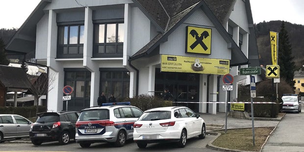 Bewaffneter Bank-Raub: Polizei sucht diesen Täter