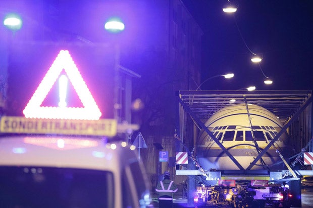 Hier kommt Flugzeug auf Grazer Hoteldach