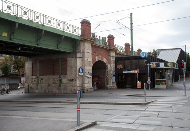 Männer prügelten Opfer bis auf die U-Bahn-Gleise
