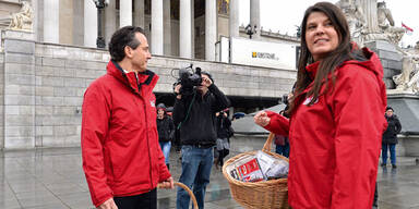 Stronach „bewaffnet“ Frauen mit Pfeffersprays