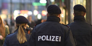 Polizisten während einer Streife durch die Kärntnerstraße in Wien