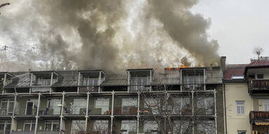 Laut ersten Informationen brach dieser aus bisher unbekannter Ursache in einem M&uuml;llraum im Eingangsbereich des Geb&auml;udes in der Kapuzinergasse aus und breitete sich dann aus, sagte ein Polizeisprecher der APA. Auch aus dem Dach loderten Flammen. Die Stra&szlig;en rund um das Haus wurden weitr&auml;umig abgesperrt.&nbsp;&nbsp;