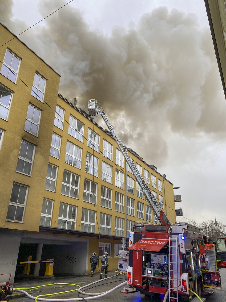 Laut ersten Informationen brach dieser aus bisher unbekannter Ursache in einem Müllraum im Eingangsbereich des Gebäudes in der Kapuzinergasse aus und breitete sich dann aus, sagte ein Polizeisprecher der APA. Auch aus dem Dach loderten Flammen. Die Straßen rund um das Haus wurden weiträumig abgesperrt.