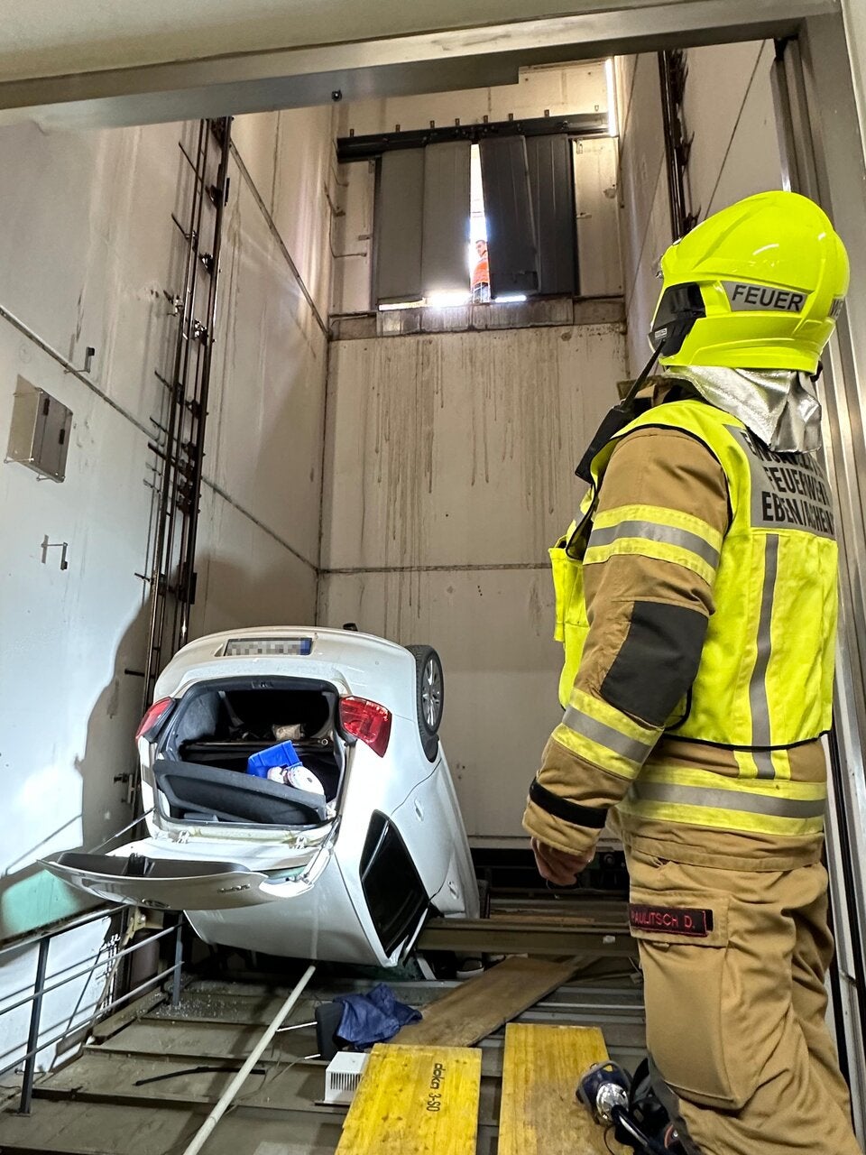 Hausmeister stürzt mit Auto in Aufzugschacht ab