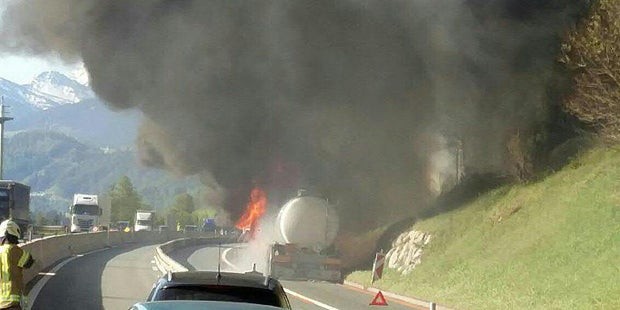 Vollbrand eines Lkw auf der A13: Explosionsgefahr