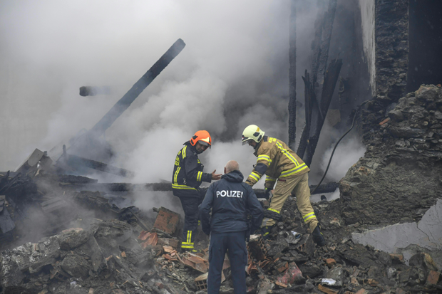 Explosion in Supermarkt: Frau unter den Trümmern begraben