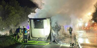 Lkw brannte auf A12 bei Wörgl – Autobahn gesperrt