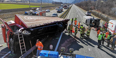 A12 nach Lkw-Unfall gesperrt: Mehrere Verletzte