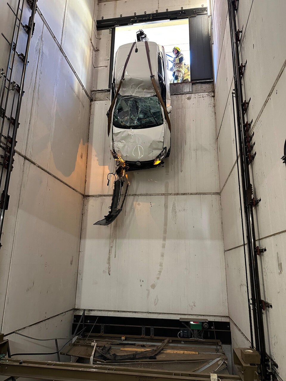 Hausmeister stürzt mit Auto in Aufzugschacht ab