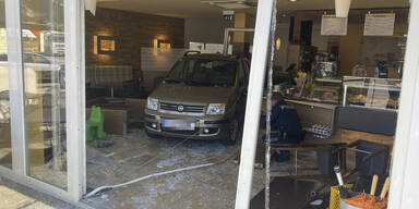 Pkw-Lenker (89) crasht in Bäckerei